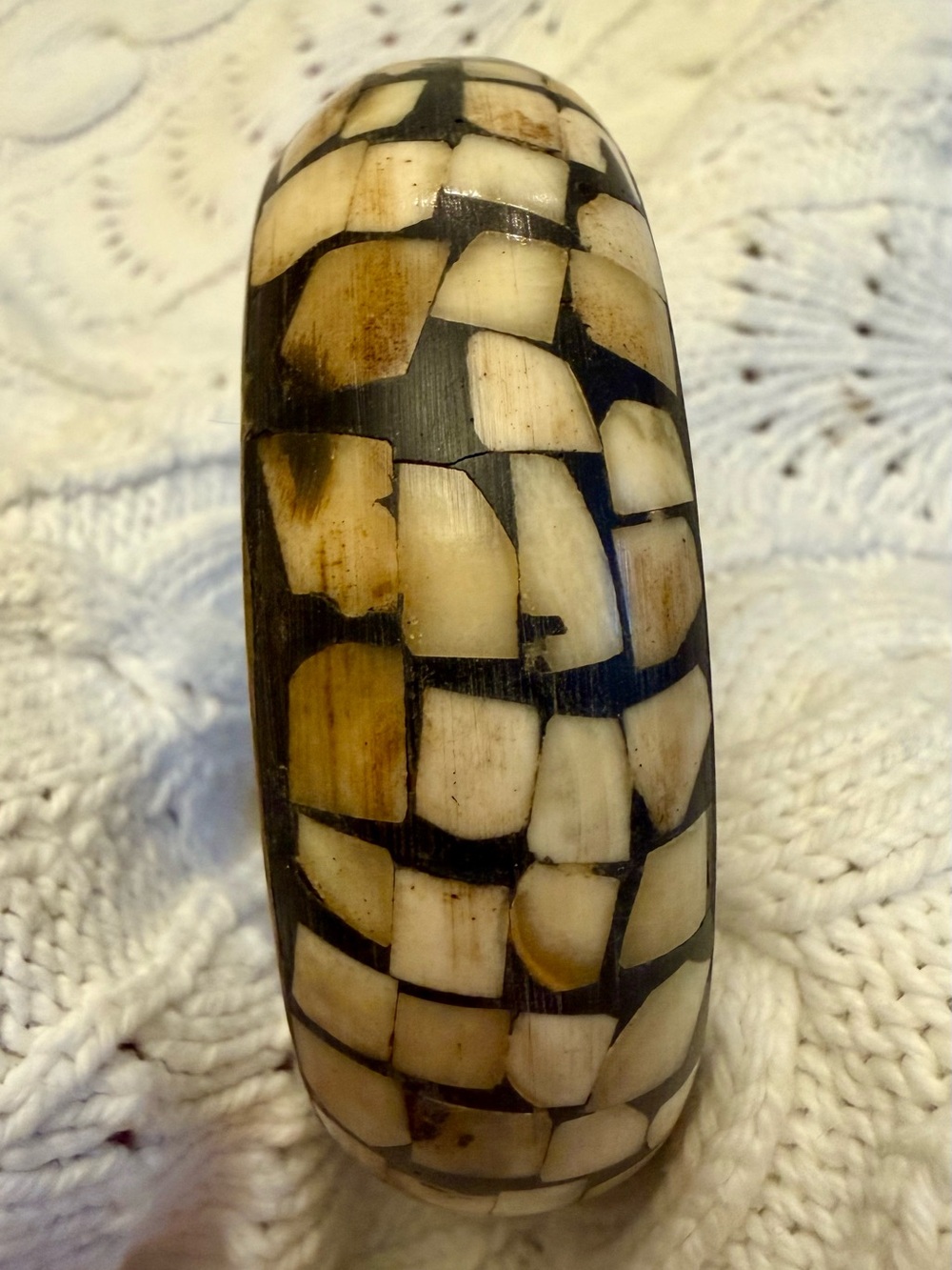 Vintage Boho 70s Handcrafted Ivory-Tone Mosaic Bangle Bracelet Brass Inlay Stack